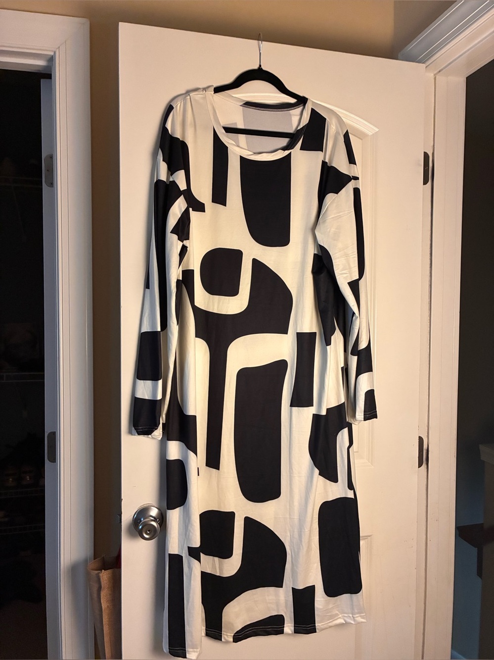 Long Sleeve Black & White Geometric Shift Dress